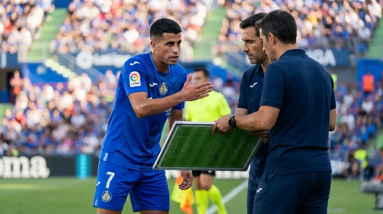 El regreso de Cancelo al Barcelona tiene problemas